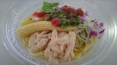 「バジル香る鶏と彩り野菜の冷し塩らーめん 498円」@鶏喰～TRICK～の写真