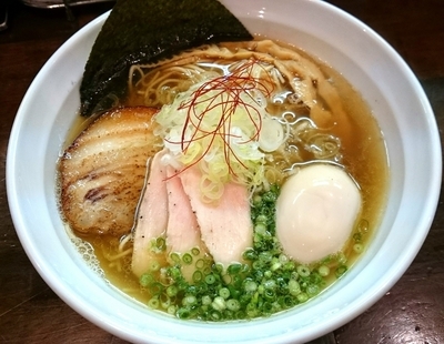 「【木曜限定】烏賊煮干らーめん 750円＋鶏チャーシュー、味玉」@麺や 飛来の写真