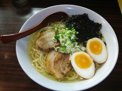 「秋刀魚だし★黄金の塩らあめん（大盛）【限定】」@煮干しらあめん 燕黒の写真