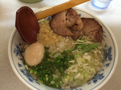 「淡麗塩ラーメン+味玉+烏龍茶(サービス)」@ラーメン酒場 藤桜の写真