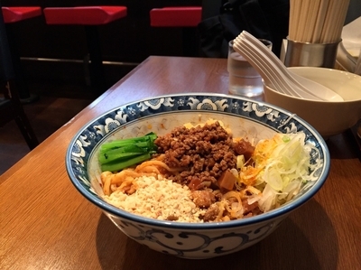 「５号汁なし担々麺＋生ビール（ハートランド）＋他」@ラーメン 雷鳥の写真