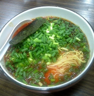 「赤博多万能ネギラーメン(麺バリカタ)」@博多ラーメン 長浜や 日暮里店の写真