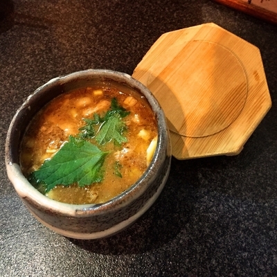 「つけ麺(全粒粉極太)  しめご飯付  830円」@烈志笑魚油 麺香房 三くの写真