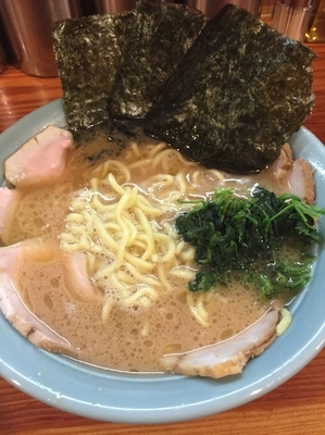 「チャーシュー麺中盛硬め濃いめ」@萬家の写真
