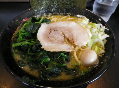 「豚骨醤油らーめん＋ほうれん草」@BOMBA家 湘南台本店の写真