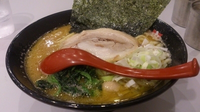 「【ワンコインキャンペーン価格】豚骨醤油らーめん」@BOMBA家 藤沢駅南口店の写真