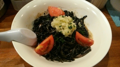 「イカスミまぜ850円」@らーめん・つけめん 八角の写真