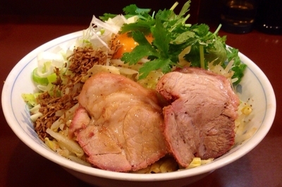 「まぜそば　880円　パクチー100円」@らーめん陸の写真