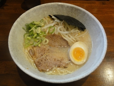 「とんこつラーメン（細麺）」@麺や心 関大前店の写真
