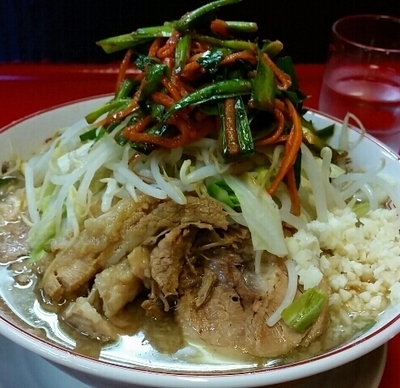 「小ラーメン ７３０円 ＋ ニラキムチ １００円」@豚男 -BUTAMEN-の写真
