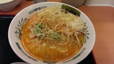 「とんこつピリ辛ネギラーメン、大盛」@日高屋 小田急マルシェ登戸店の写真