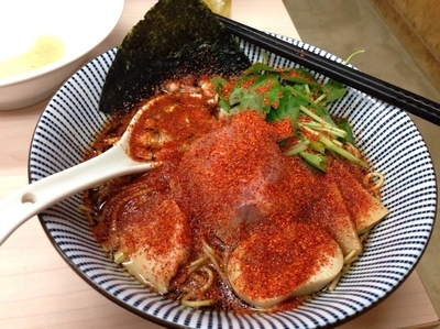 「黒醤油一味唐辛子680円鰯そば390円」@中華そば よしかわの写真