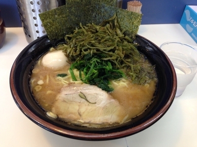 「ラーメン（中）・クキワカメ 800円＋100円」@甲子家の写真