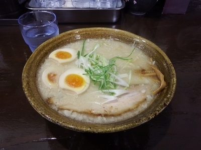 「冬塩らーめん（濃厚とんこつ背脂塩）+味付玉子」@らーめん影虎の写真