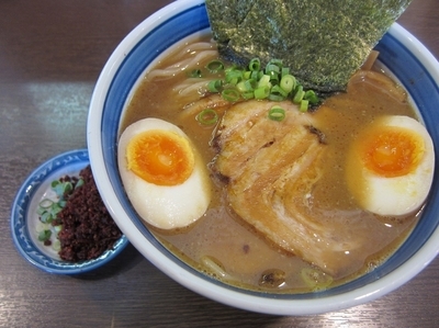 「あっさり和風特製中華そば（９３０円）＋中盛＋エビ辛し」@中華そば・つけそば 浜屋の写真