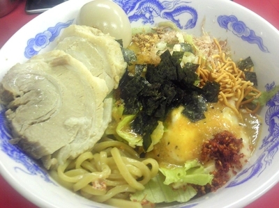 「【夏季限定】冷やしまぜそば（並）￥770・豚玉￥200」@ジャンクガレッジ 坂戸塚越店の写真