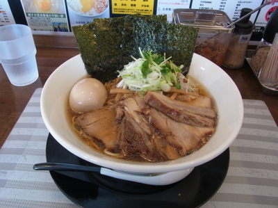「特製比内地鶏と煮干しの醤油らーめん 1000円」@ブタソバ屋の写真