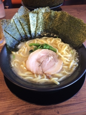 「醤油ラーメン＋海苔」@横浜家系ラーメン 鶯家の写真