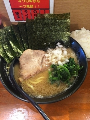 「醤油豚骨ラーメン＋海苔」@横浜家系らーめん 極楽家の写真