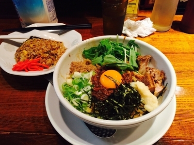 「情熱系まぜそば 810円 麺増量ほか追い飯付き+小チャーハン20」@やどがり家の写真