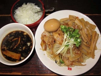 「肉盛りつけ麺並800円＋無料の肉増し・味玉・メンマ増し」@魁 肉盛りつけ麺 六代目けいすけの写真