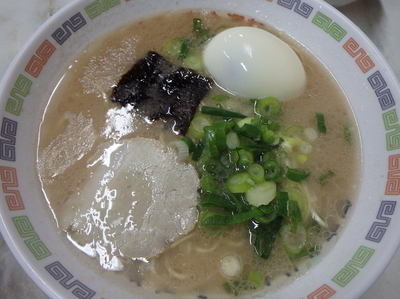 「ラーメン(カタ) (400円)、ゆで卵(50円)、替玉(10」@丸星中華そばセンターの写真