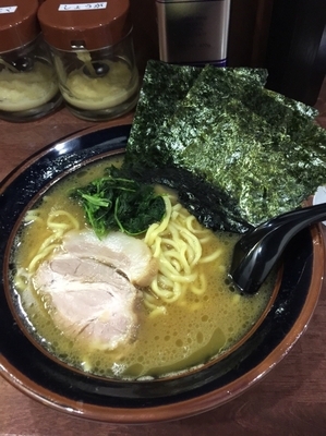 「ラーメン並680円、硬め濃いめ」@横浜家系 まるに家の写真