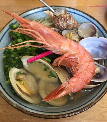 「文月の一杯 貝汁潮冷し蕎麦 1200円&赤海老トッピング」@MENYA 食い味の道有楽の写真