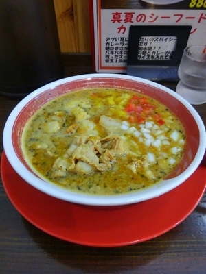 「【限定メニュー】真夏のシーフードカレーラーメン」@ラッキー食堂まとや 千曲店の写真