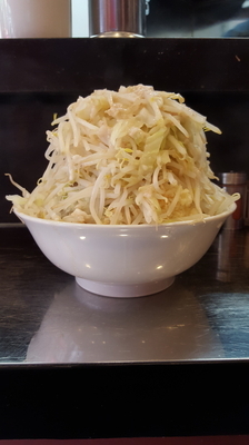 「ラーメン700円(玉葱大蒜マシマシ野菜ちょいマシ他全マシ)」@らーめん虎丸 川口店の写真