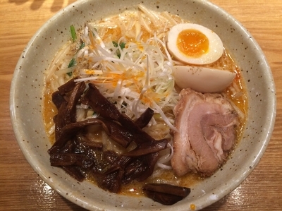 「味玉入りバリ辛味噌ラーメン（950円）」@つじ田 味噌の章 飯田橋店の写真