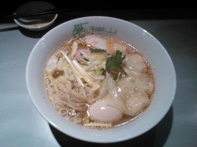 「【限定】黄ニラと海老ワンタンの香味湯麺 ￥800」@中華蕎麦 瑞山（ZUIZAN）の写真