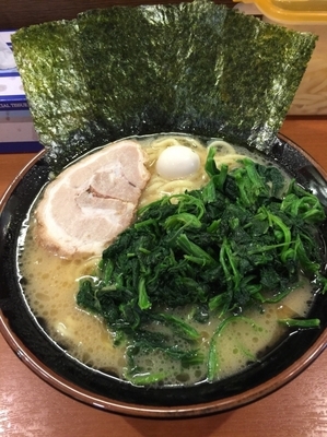 「醤油ラーメン、ほうれん草増し」@横浜家系ラーメン 極味家の写真