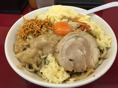 「まぜそば大 ニンニク脂ダブル チーズトッピング」@ジラフの写真