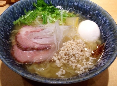 「【夏季限定】淡麗冷やし麺850円大盛り100円味玉100円」@焼きあご塩らー麺 たかはし 新宿本店の写真
