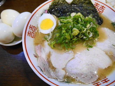 「ラーメン (並) 麺硬め＋味濃いめ＋ニンニク＋茹で玉子＋茹で」@豚骨発祥久留米ラーメン くるめや 浅草店の写真