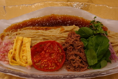 「自家製コンビーフとローストビーフの和えそば（限定）」@饗 くろ㐂の写真