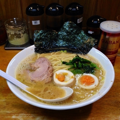 「ラーメン670円 味玉50円 餃子300円 ビール450円」@らーめん 㐂輪の写真