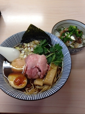 「煮干そば 黒醤油    いわし丼」@中華そば よしかわの写真