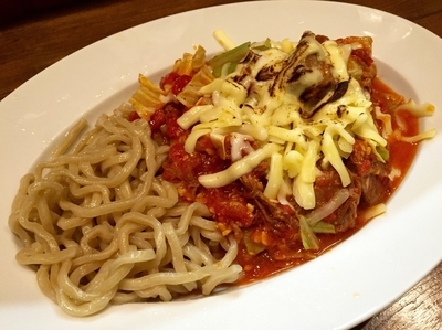 「【気まぐれ限定】汁なしトマチーチャーシュー麺（大）￥880」@ラーメンアキラの写真