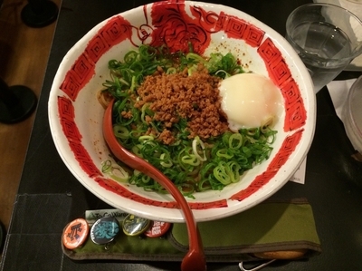 「温玉入り汁無し担々麺（大盛、辛肆、痺肆）」@麻拉麺 揚揚の写真