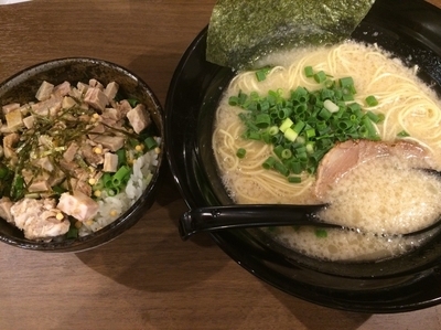 「釜炊き豚骨ラーメン+ネギちゃめし」@釜炊きとんこつ 品川製麺所 新宿2丁目店の写真