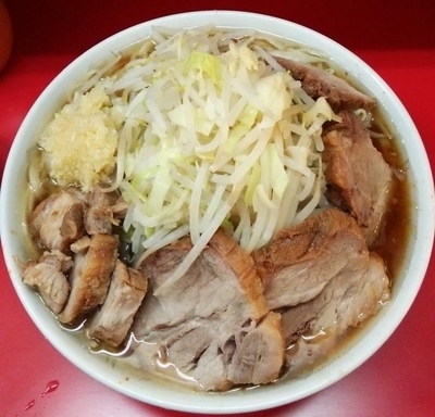 「小ぶた入り：800円＋ふりふりカレー：50円」@ラーメン二郎 上野毛店の写真