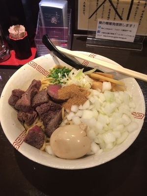 「牛脂と角切りローストビーフの混ぜそば(ゲリラメニュー)」@中華そば 葵の写真