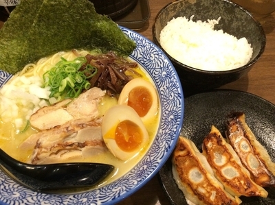 「濃厚鶏白湯全部のせラーメン(塩)+ライス&餃子」@釜炊きとんこつ 品川製麺所 新宿2丁目店の写真