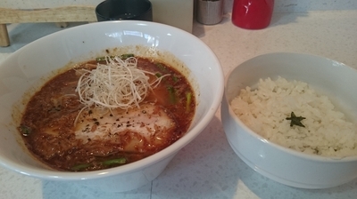 「酸っぱ辛いラーメン(仮)+ロックンロール  850+350円」@ラーメン星印の写真