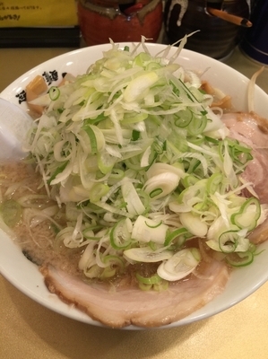 「醤油ラーメン、ネギ、メンマ大盛り」@超ごってり麺 ごっつ 秋葉原店の写真