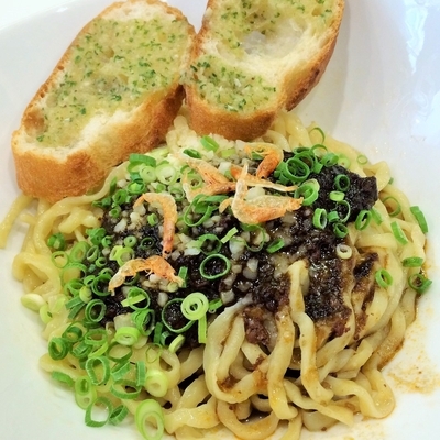 「桜海老のBlackミートソース（まぜ）Gトースト付1000円」@海老・特濃煮干そば まるはの写真