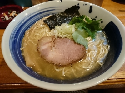 「塩煮干しそば(細麺ver)＋ビール＆日本酒＆他」@麺屋 鶏口の写真