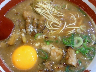 「特製にんにくラーメン（麺かため）　750円＋無料生卵」@徳島ラーメン 麺王 高松駅前店の写真